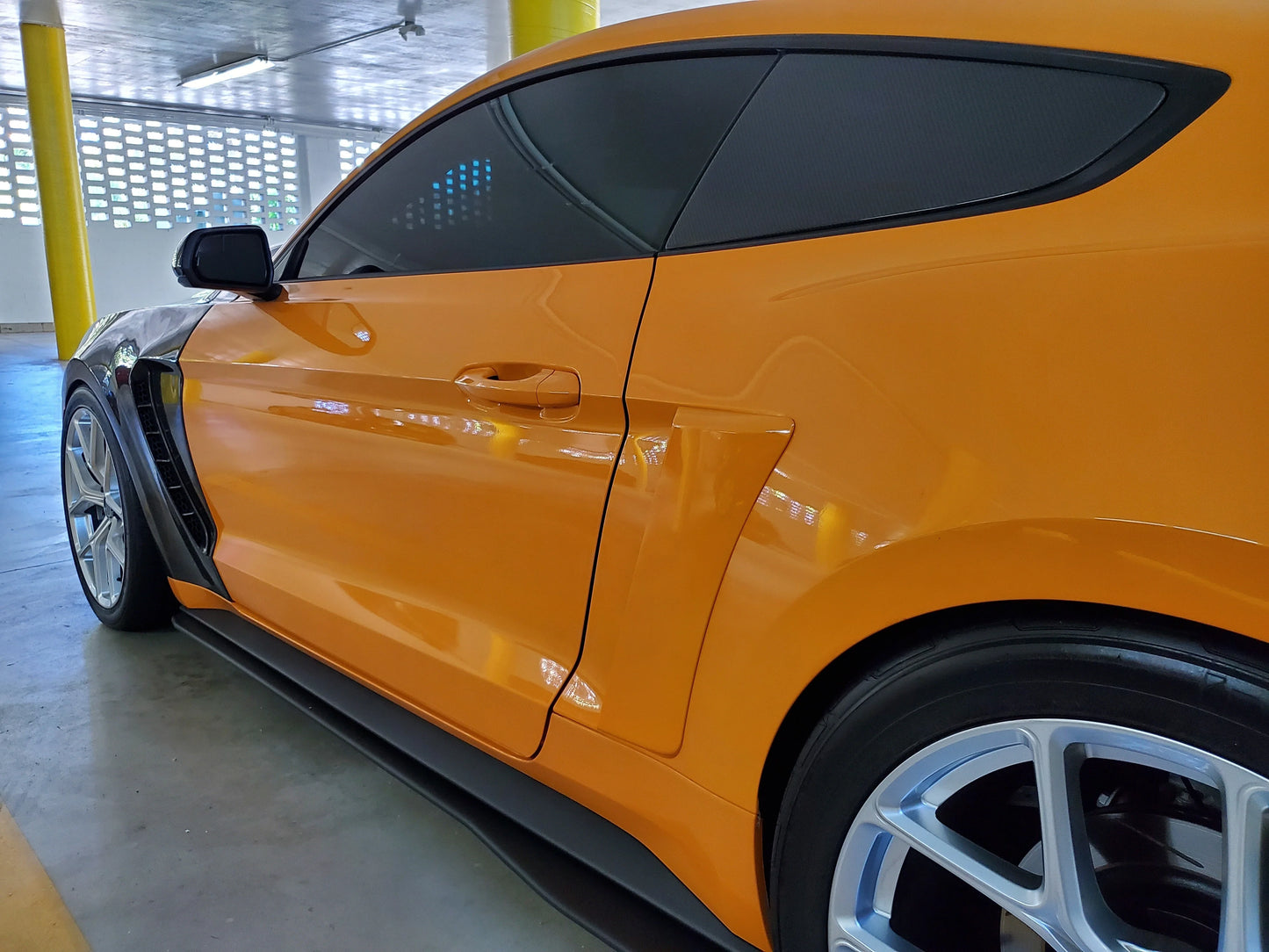 Anderson Composites 15-23 Mustang Carbon Fiber Flat Side Window Louvers AC-WL15FDMU-F