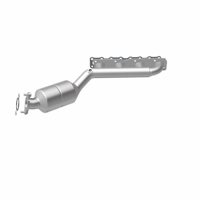 MagnaFlow Direct-Fit SS Catalytic Converter 04-06 Nissan Titan 5.6L V8 (California)