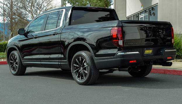 Gibson 17-20 Honda Ridgeline 3.5L Crew Cab, 2.5in Stainless Black Elite Dual Split Exhaust - 614002B