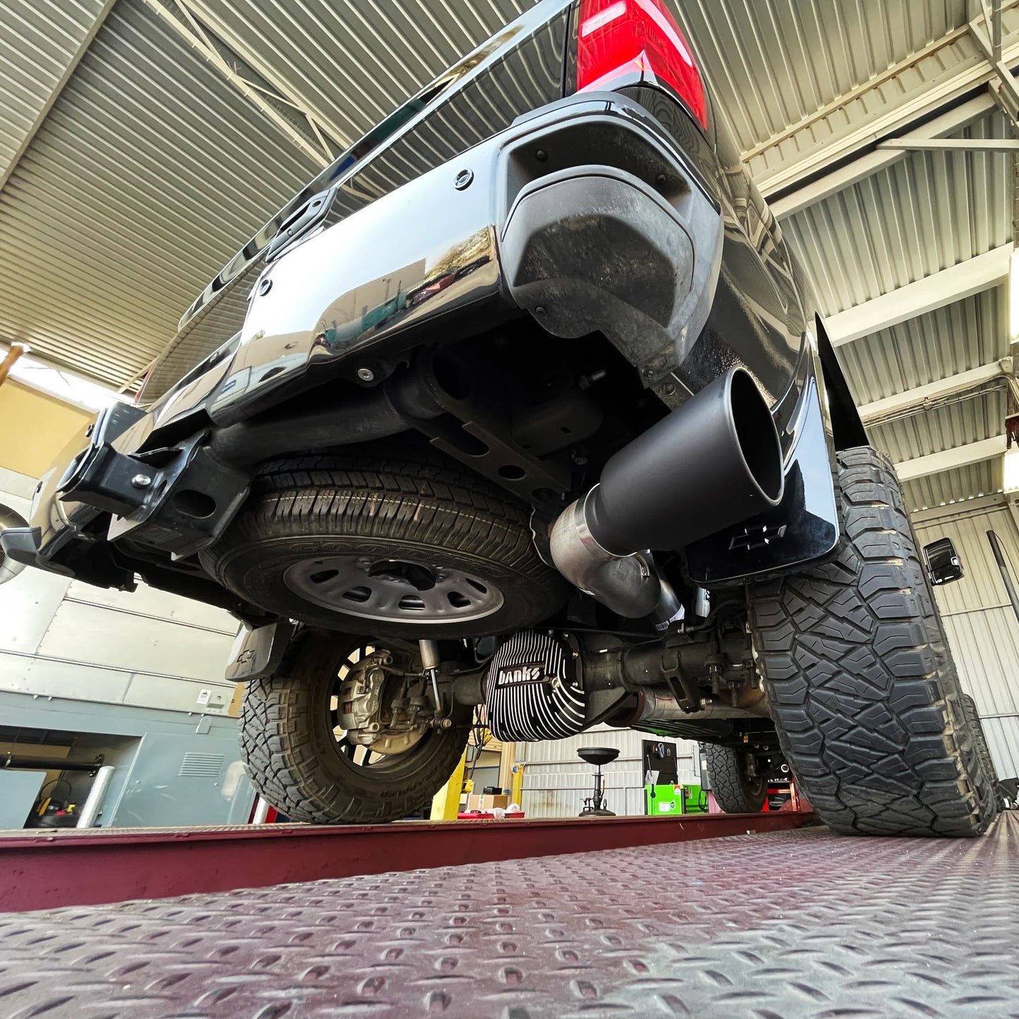 Banks Power 23.5-26 GM 2500/3500 Duramax 6.6L Monster Exhaust System 5.0in Single - Black Tip