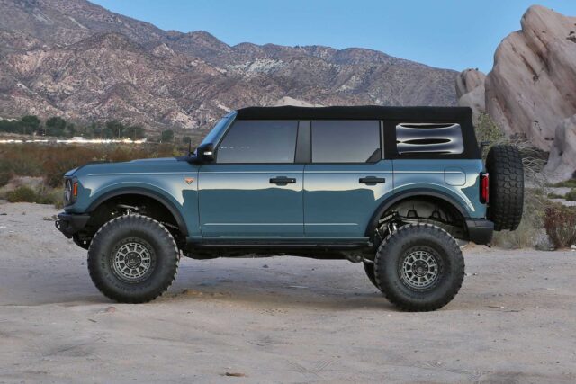 Fabtech 6in Lift Kit with Dirt Logic 2.5 Reservoir Coilovers for 2021-2024 Ford Bronco 4WD (K2396DL)