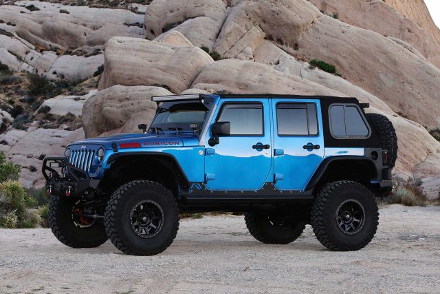 Fabtech 5in Crawler Long Travel Suspension System with Dirt Logic 2.25 Reservoir Shocks for 2007-2018 Jeep Wrangler JK Unlimited 4WD 4-Door (K4075DL)