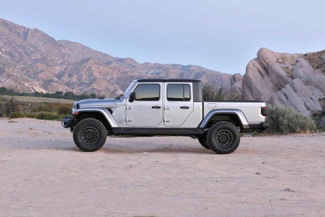 Fabtech 3in Sport II Suspension System with Dirt Logic 2.25 Shocks for 2020-2021 Jeep Gladiator JT 4WD Gas (K4163DL)