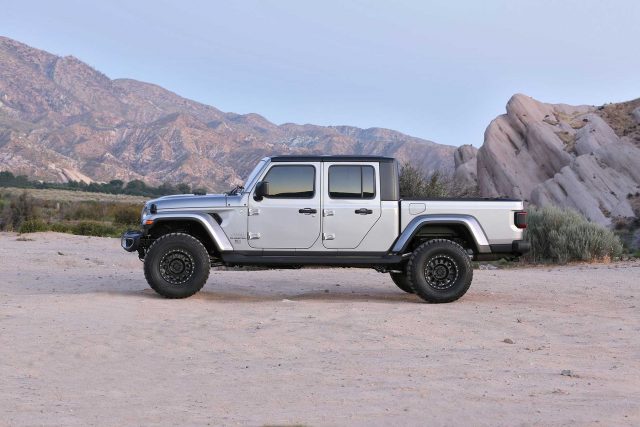 Fabtech 3in Trail Suspension System with Dirt Logic 2.25 Shocks for 2020-2021 Jeep Gladiator JT 4WD Gas (K4167DL)