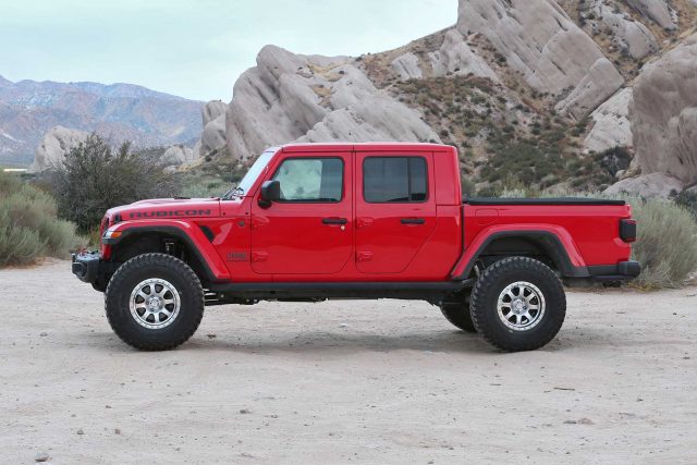 Fabtech 3in Crawler Long Arm Suspension System with Dirt Logic 2.5 Reservoir Coilovers and Dirt Logic 2.25 Rear Shocks for 2020 Jeep Gladiator JT 4WD (K4171DL)