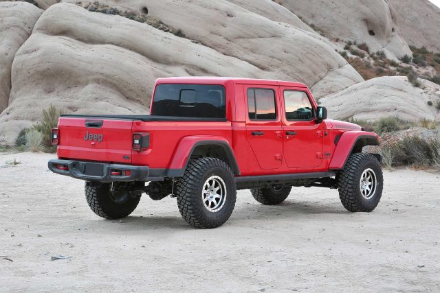 Fabtech 3in Crawler Long Arm Suspension System with Dirt Logic 2.5 Reservoir Coilovers and Dirt Logic 2.25 Reservoir Rear Shocks for 2020 Jeep Gladiator JT 4WD (K4172DL)