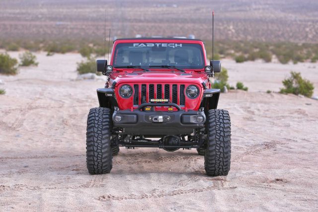 Fabtech 5in Crawler Long Arm Suspension System with Dirt Logic 2.25 Reservoir Shocks for 2020-2021 Jeep Gladiator JT 4WD Gas (K4178DL)