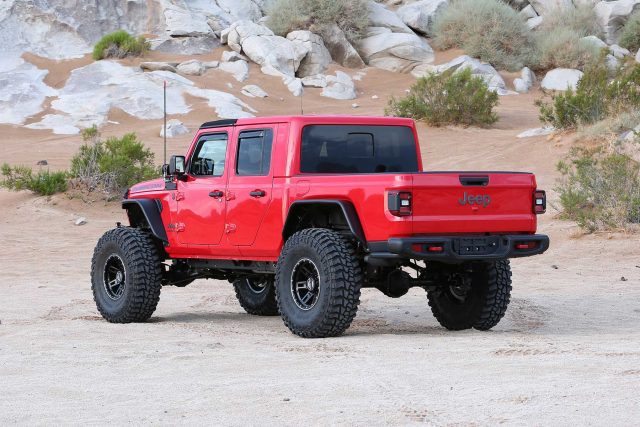 Fabtech 5in Crawler Long Arm Suspension System with Dirt Logic 2.25 Reservoir Shocks for 2020-2021 Jeep Gladiator JT 4WD Gas (K4178DL)