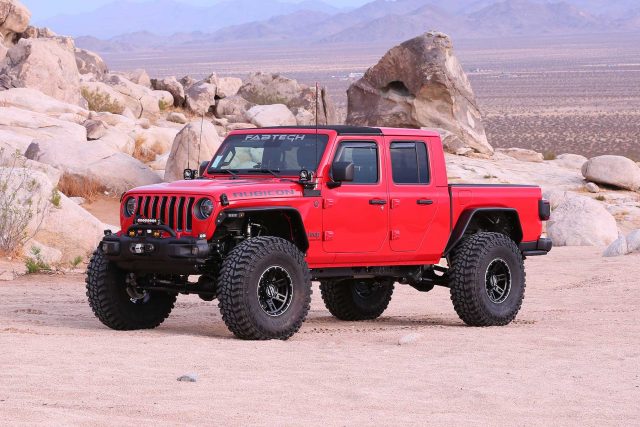 Fabtech 5in Crawler Long Arm Suspension System with Dirt Logic 2.5 Reservoir Coilovers and Dirt Logic 2.25 Rear Shocks for 2020 Jeep Gladiator JT 4WD (K4179DL)