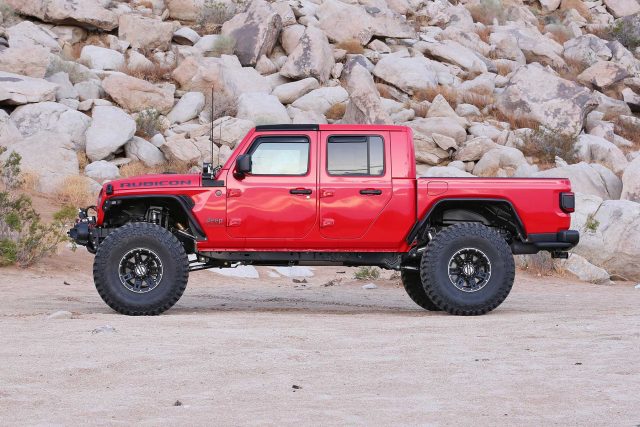 Fabtech 5in Crawler Long Arm Suspension System with Dirt Logic 2.5 Reservoir Coilovers and Dirt Logic 2.25 Rear Shocks for 2020 Jeep Gladiator JT 4WD (K4179DL)