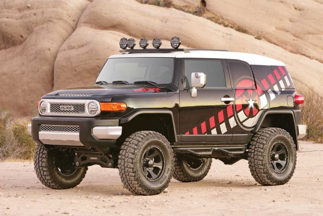Fabtech 6in Basic Lift System with Coilover Spacers and Dirt Logic Rear Shocks for 2006-2009 Toyota FJ Cruiser 4WD (K7006DL)