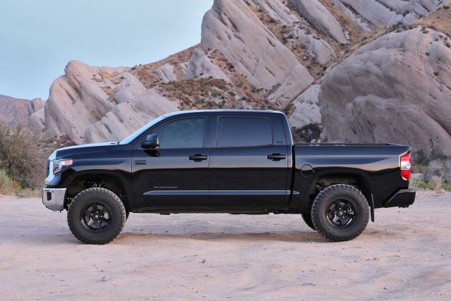 Fabtech 4in Ball Joint UCA Lift System with Dirt Logic 2.5 Reservoir Coilovers and Dirt Logic Rear Shocks for 2016-2021 Toyota Tundra 2WD/4WD (K7051DL)