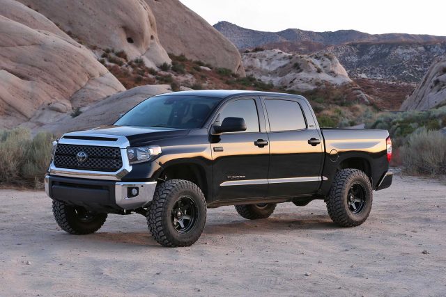 Fabtech 4in Uniball UCA Lift System with Dirt Logic 2.5 Coilovers and Dirt Logic Rear Shocks for 2016-2021 Toyota Tundra 2WD/4WD (K7052DL)