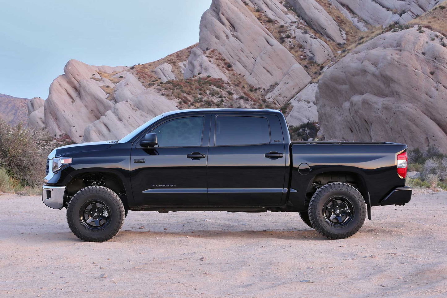 Fabtech 4in Uniball UCA Lift System with Dirt Logic 2.5 Reservoir Coilovers and Dirt Logic Rear Shocks for 2016-2021 Toyota Tundra 2WD/4WD (K7053DL)