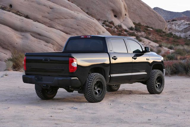 Fabtech 4in Uniball UCA Lift System with Dirt Logic 2.5 Reservoir Coilovers and Dirt Logic Rear Shocks for 2016-2021 Toyota Tundra 2WD/4WD (K7053DL)