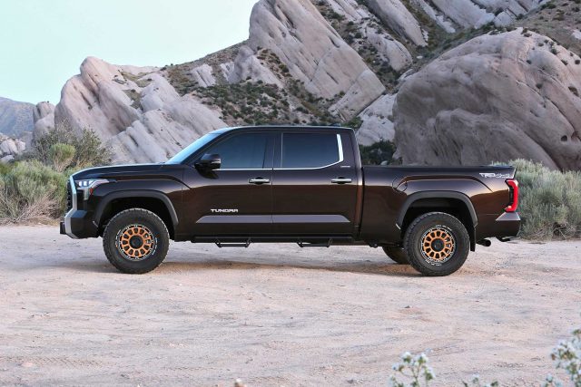 Fabtech 3in Uniball UCA Lift Kit with Front Shock Spacers, Rear Air Bag Spacers and Stealth Shocks for 2022+ Toyota Tundra 4WD (K7089M)