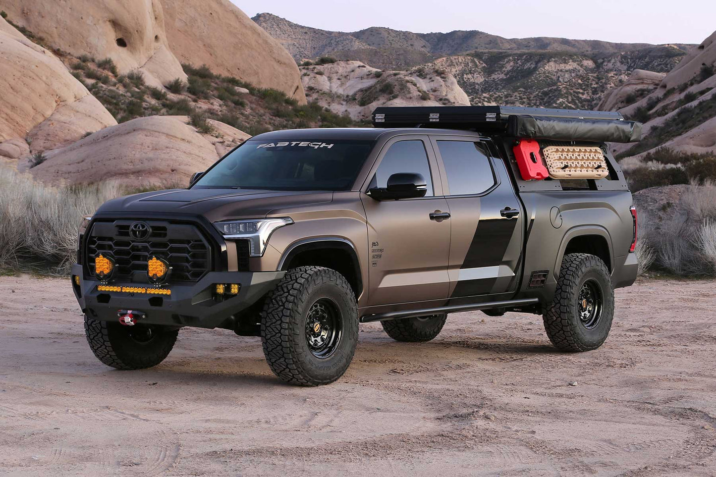 Fabtech 3in Uniball UCA Lift Kit with Dirt Logic 2.5 Coilovers, Dirt Logic Rear Shocks and Air Bag Spacers for 2022+ Toyota Tundra 4WD (K7090DL)
