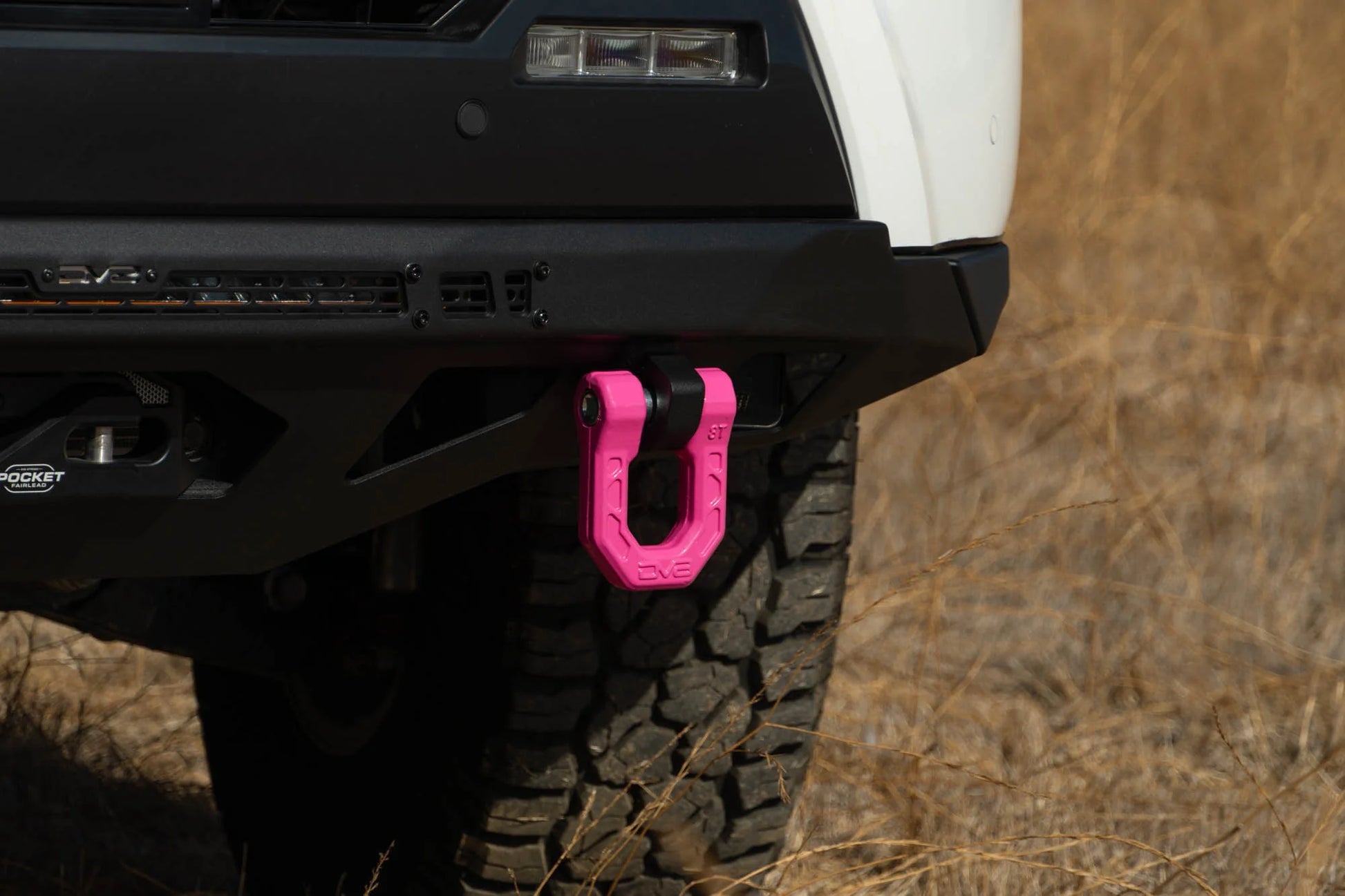 DV8 Offroad UNSK-01PK Elite Series pink 3/4 inch D-ring shackles pair with isolators