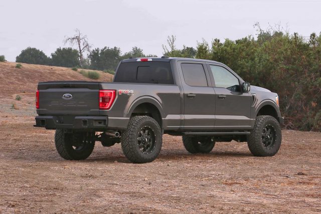 Fabtech 21-23 Ford F150 4WD 6″ LIFT KIT W/ FRONT STOCK COILOVER SPACERS & REAR STEALTH SHOCKS – K2371M Fabtech