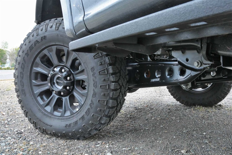 Fabtech 05-20 Ford F250/350 & 08-20 Ford F450/550 4WD 4/6/8in Lift Radius Arm System - eliteracefab.com